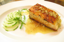 Cá hồi áp chảo ăn 